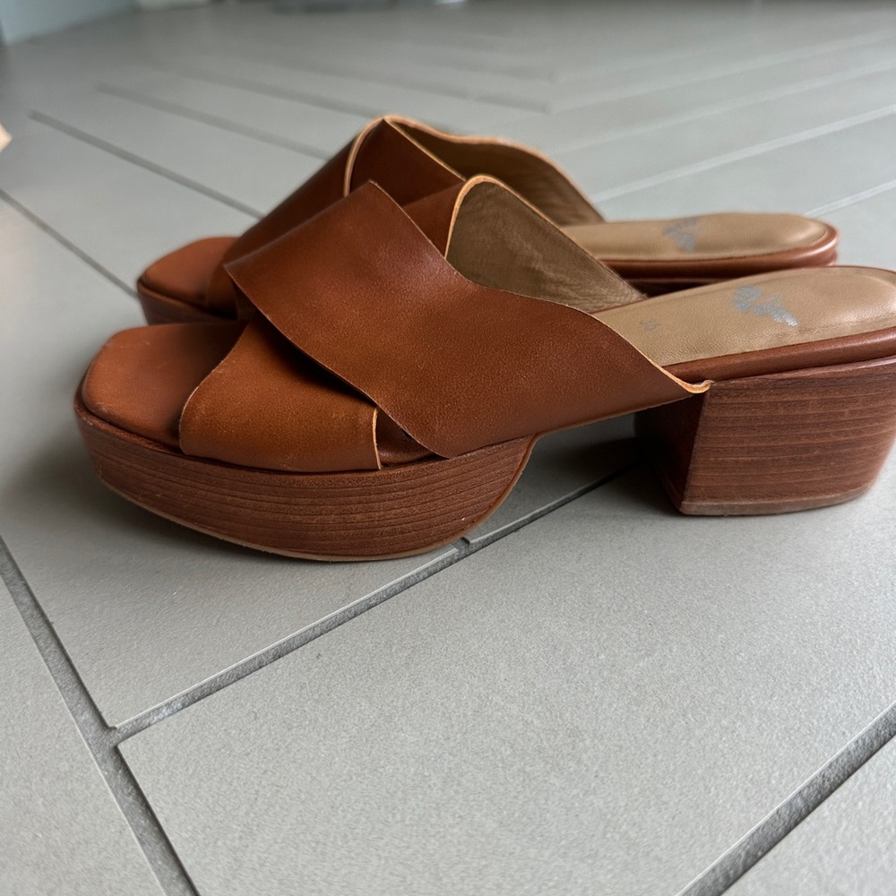 Brown Leather Women's Sandals - Picture 8 of 8